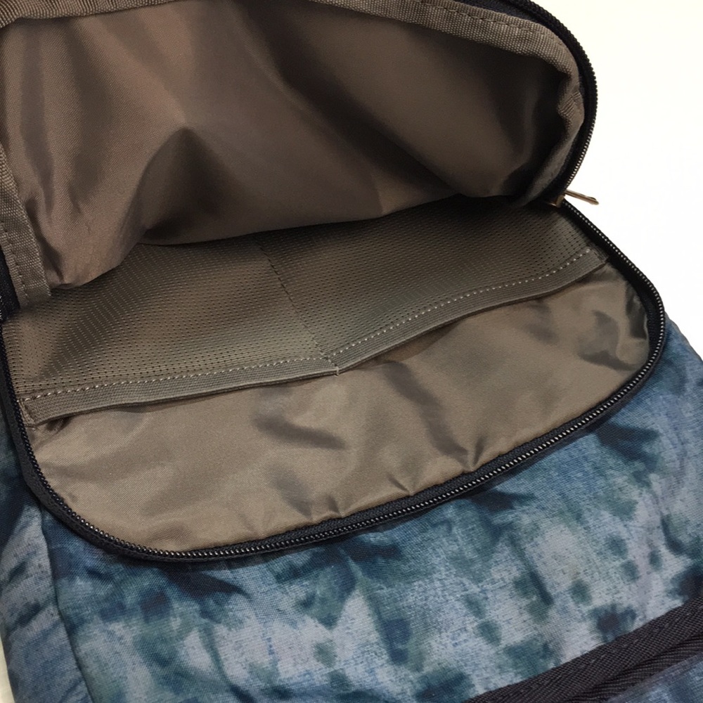 Eddie Bauer Connect Tech Blue Tie Dye Crossbody Bag - Picture 5 of 11